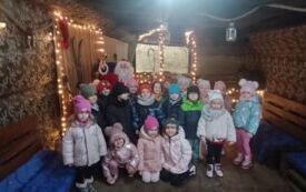 Zdjęcie grupowe dzieci przy Mikołaju
