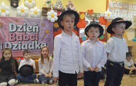 Dzieci występują z okazji Dnia Babci i Dziadka