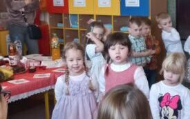 Dzieci występują z okazji Dnia Babci i Dziadka