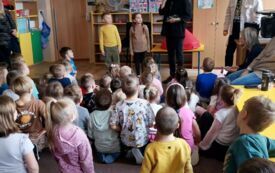 Pan stoi z dw&oacute;jką dzieci na scenie