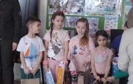 Zdjęcie dzieci z nagrodami