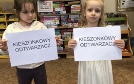 Dzieci stoją ,uśmiechają się .