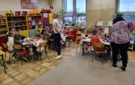 Aktorzy siedzą i wykonują kartę pracy .