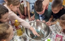 Dzieci biorą udział w zajęciach.