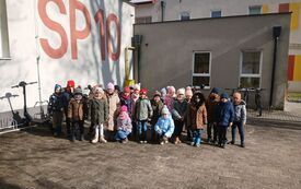 Zdjęcie grupowe dzieci przed szkołą