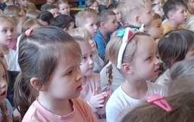 Dzieci słuchają koncertu