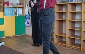 Pan stoi na scenie