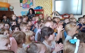 Dzieci siedza na dywanie 