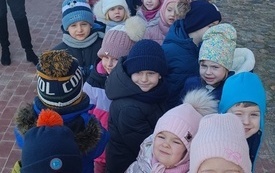 Zdjęcie grupowe dzieci przed budynkiem kina