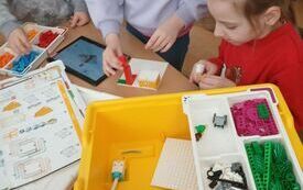 Dzieci budują z klock&oacute;w lego