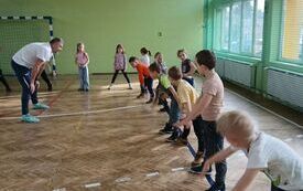 Dzieci ćwiczą na sali gimnastycznej