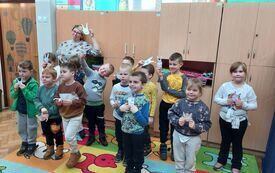 Dzieci pokazują swoje prace plastyczne 