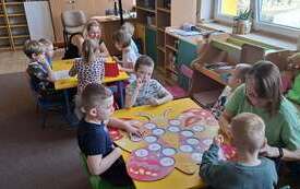 Dzieci grają w gry. 