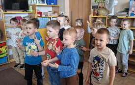 Dzieci śpiewają piosenkę. .