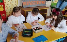 Dzieci rozwiązują zadania przy stoliku