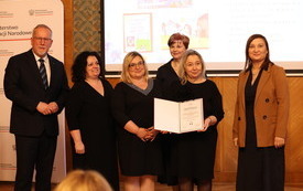 Dyrektor, wicedyrektor oraz koordynator odbierają ceryfikat 
