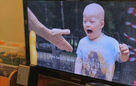 Zdjecie ekranu telewizyjnego z dzieckiem niepełnosprawnym