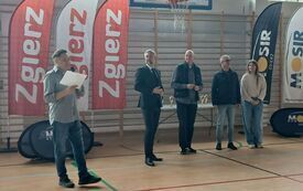 Prezydent i przedstawiciele władz stoją na hali Miejskiego Ośrodka Sportu i Rekreacji