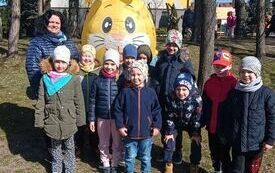 Zdjęcie grupy sz&oacute;stej z zajączkiem