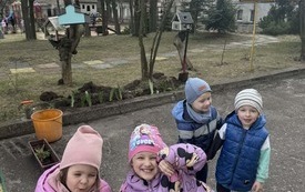 Grupka dzieci pozuje do zdjcia.