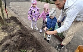 Dzieci sadzą kwiaty