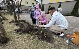 Dzieci sadzą kwiaty