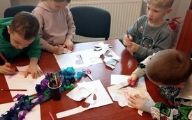 Dzieci wykonują pracę plastyczną. 