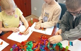 Dzieci wykonują pracę plastyczną. 