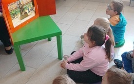 Dzieci słuchają bajkę 