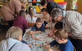 Dzieci wraz z rodziną wykonują Wielkanocne ozdoby. 