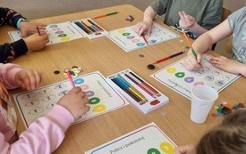 Dzieci rozwiązują działania matematyczne.
