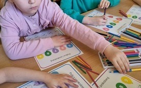 Dzieci rozwiązują działania matematyczne.