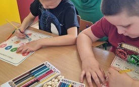 Dzieci rozwiązują działania matematyczne.