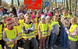 Dzieci stoją ,uśmiechają się .