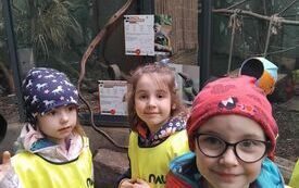 Dziewczynki uśmiechają sie do zdjęcia w zoo