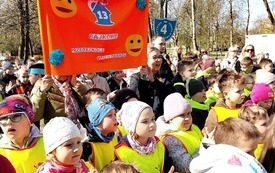 Dzieci stoją ,uśmiechają się .