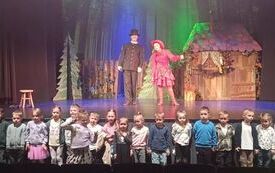 Zdjęcie grupowe grupy trzeciej w teatrze