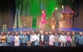 Zdjecie grupowe dzieci w teatrze grupa druga