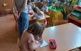 Dzieci rysują obrazki przy stolikach