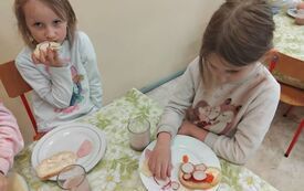 Dzieci jedzą zdrowe kanapki na jadalni