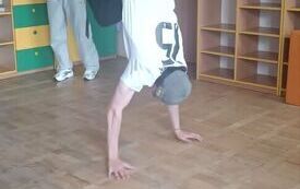 Chłopiec tańczy breakdance