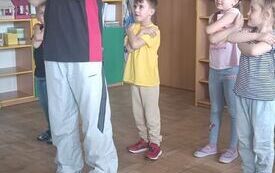 Dzieci tańczą breakdance