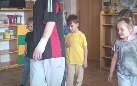 Dzieci tańczą breakdance