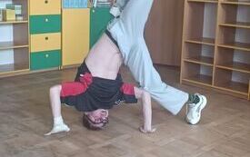 Chłopiec tańczy breakdance