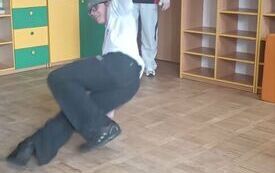 Chłopiec tańczy breakdance