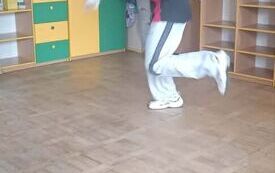 Chłopiec tańczy breakdance
