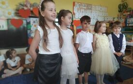 Dzieci odświętnie ubrane występują