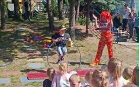 Pani i dziecko pokazują sztuczki 