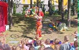 Pani pokazuje sztuczki