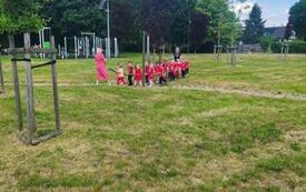Zdjęcie dzieci maszerujących ubranych na czerwono
